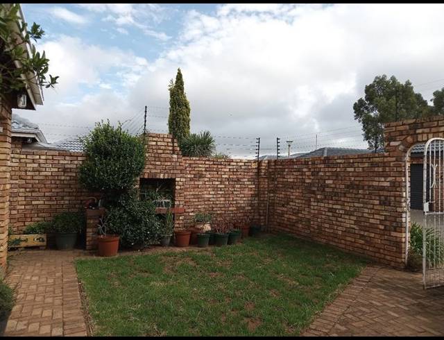 3 BEDROOM TOWNHOUSE FOR SALE IN CULEMBORG PARK